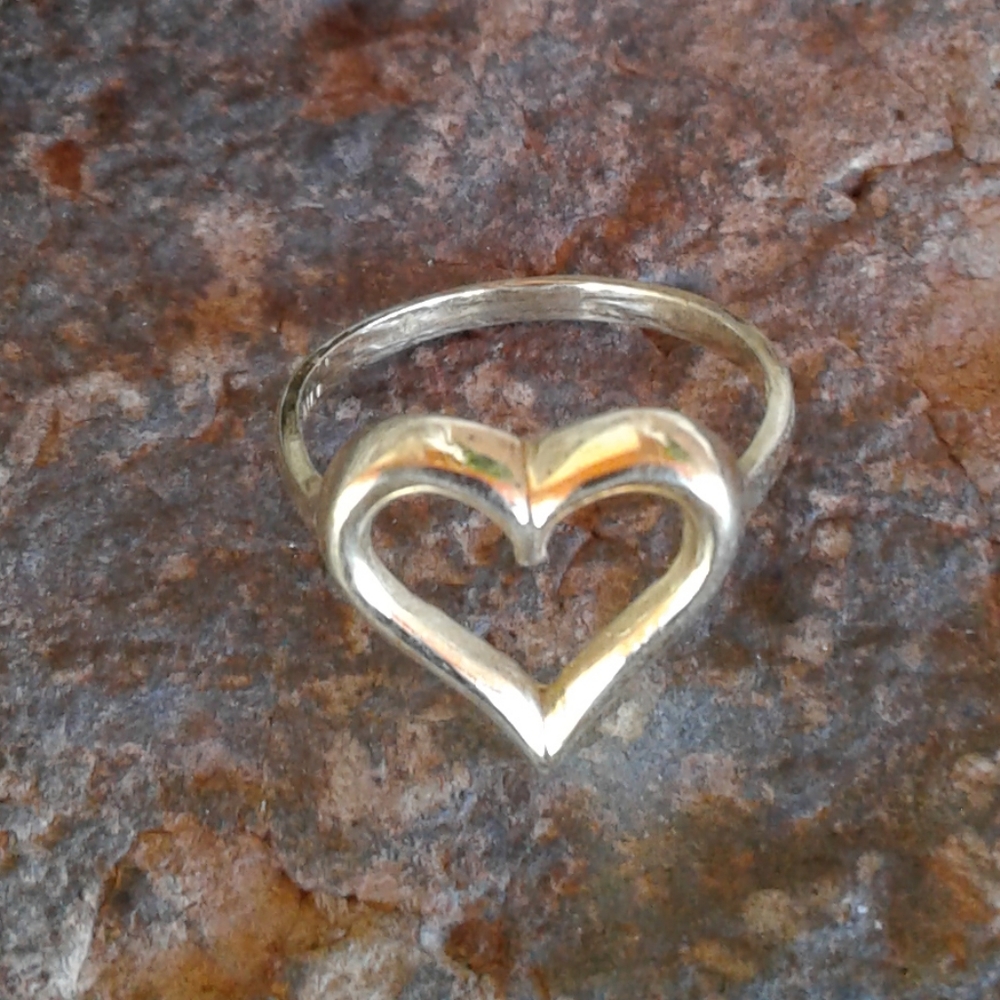 14k Solid Yellow Gold Heart Ring - image 6
